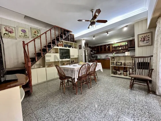 En Venta -  Casa De Pasillo Unico, 4 Dormitorios En Pichincha, Rosario.