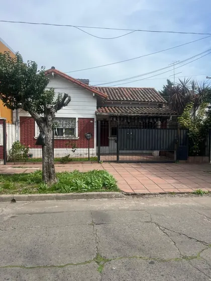 Chalet 4 Amb En Venta /castelar Norte