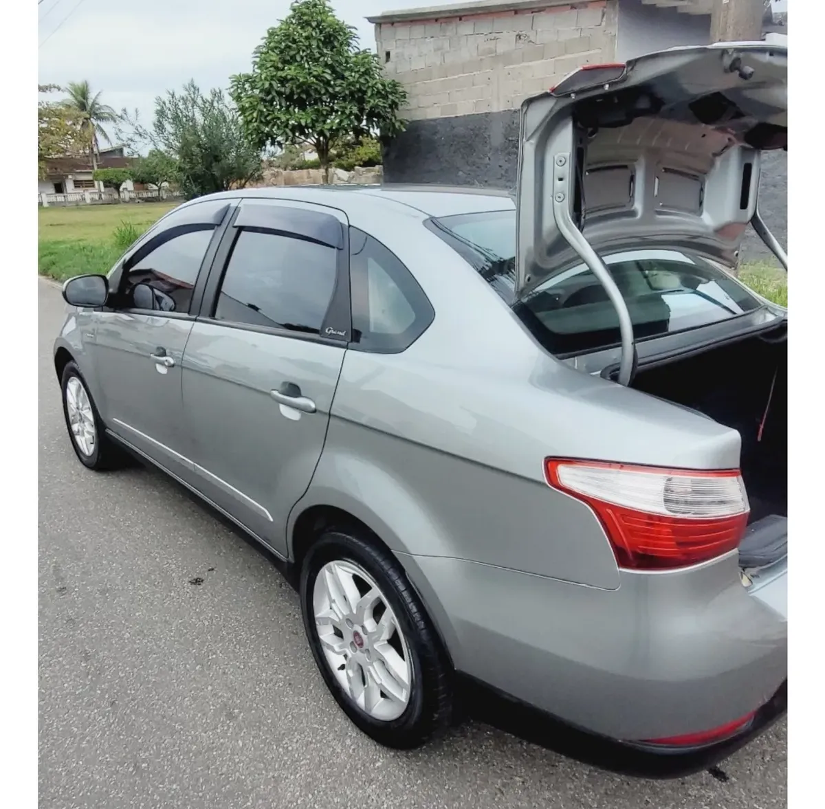 Fiat Grand Siena 2013 1.6 16v Essence Flex Dualogic 4p — foto 3