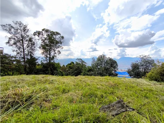 Lote En Parcelación En El Poblado Con Vista Parcial A La Ciudad