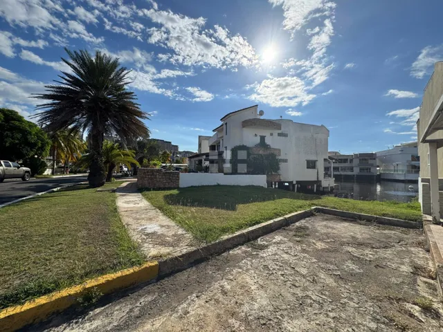 En Venta Amplia Parcela En Casas Bote B - 223 M²