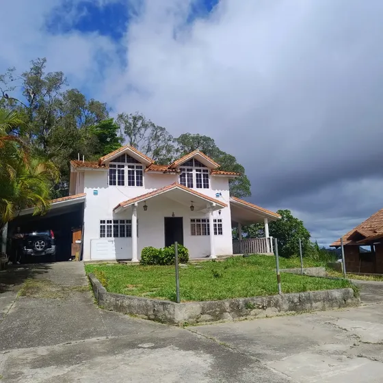 En Venta Chalet Con Amplio Terreno