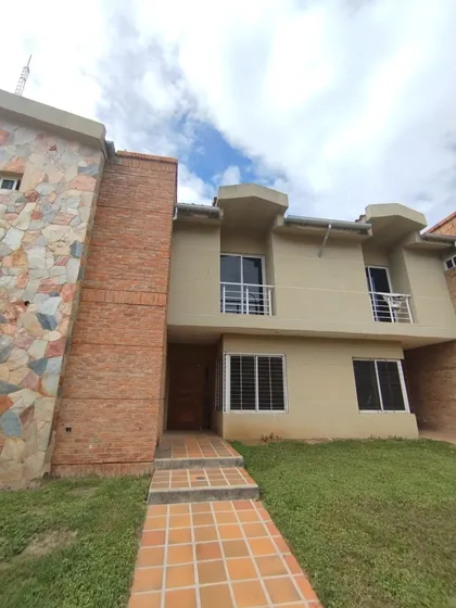 Town House En Venta Conj. Res. Hoyo 5, Villas De San Diego Country Club. La Cumaca, San Diego. Gerardo