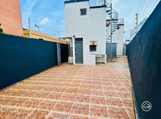 Casa Familiar Con Patio, Próxima A La Charles De Gaulle