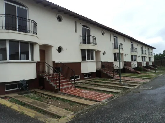 Venta Bello Townhouse De Dos Niveles En Obra Gris Para Remodelar A Su Gusto, Ubicado En El Conjunto Residencial Privado Agua Viva Cabudare Rah Ve