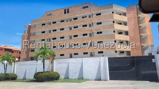 Apartamento Cuenta Con Habitaciones, Ubicado En Conjunto Frente Al Mar Tucacas     25-15644