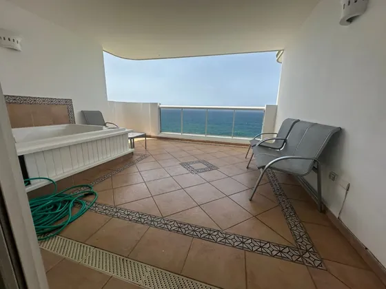 Apartamento Frente Vista Al Mar Y Terraza En Venta  Oportunidad Única En El Malecón De Santo Domingo