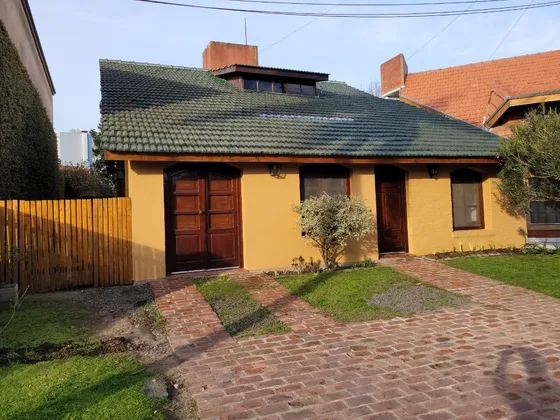 Casa En Venta - 4 Dormitorios 3 Baños - Cochera - 244mts2 - Bella Vista