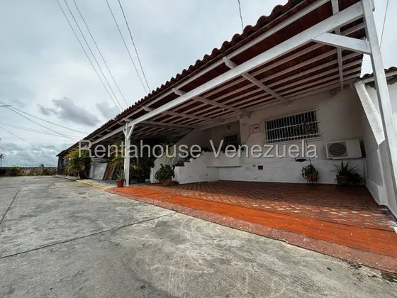 María Martínez Tiene Hermosa Y Amplia Casa De Dos Plantas A La Venta En Cabudare, Vigilancia 24/7, Amplias Habitaciones, Fácil Acceso, Tanque Subterráneo, 
