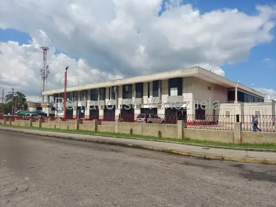 Alquila Bello, Impecable Local Comercial De Buenos Espacios. Duplex. Con Santa Maria Y Puera De Vidrio, Piso De Granito Emplomado. Conjunto Cerrado Y Con Seguridad.
