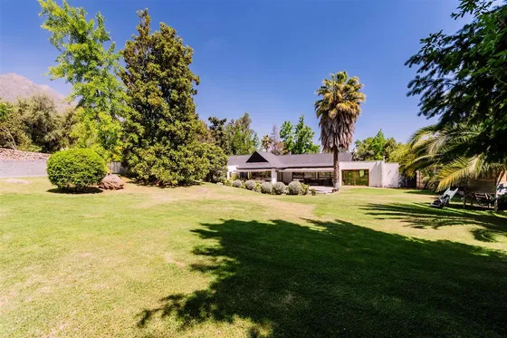 Casa En Venta De 5 Dorm. En La Reina