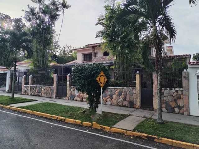  Cómoda Y Espaciosa Casa En Una Ubicación Maravillosa    25-8837