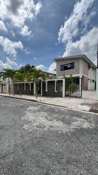Hortiz 257428 Venta Hermosa Casa En El Parral Remodelada Y Actualizada De 2 Niveles , Calle Cerrada, Valencia,257428