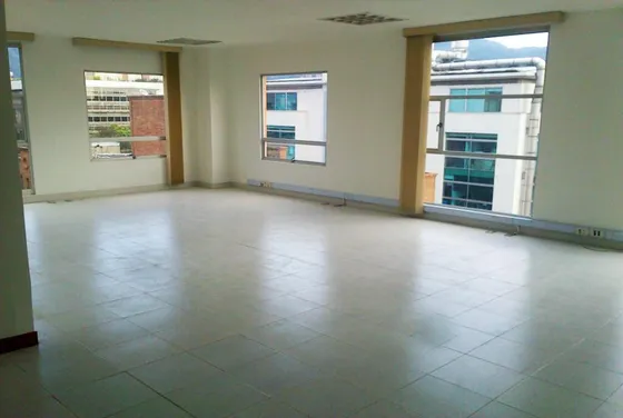 Oficina En Arriendo/venta En Chico Norte. Cod A1384