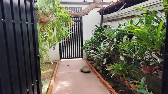 Se Vende Encantadora Casa Con Amplios Espacios Internos En La Urb. Campo Claro Detrás De La Casona.