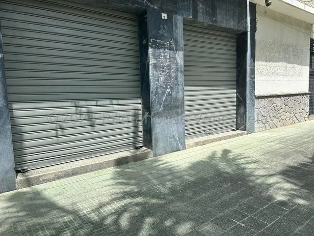 Excelente Local Ubicado En Avenida Principal Y Orilla De Calle  Las Palmas!!!   Buen Punto Para Emprender  Cualquier Actividad,..!!!!