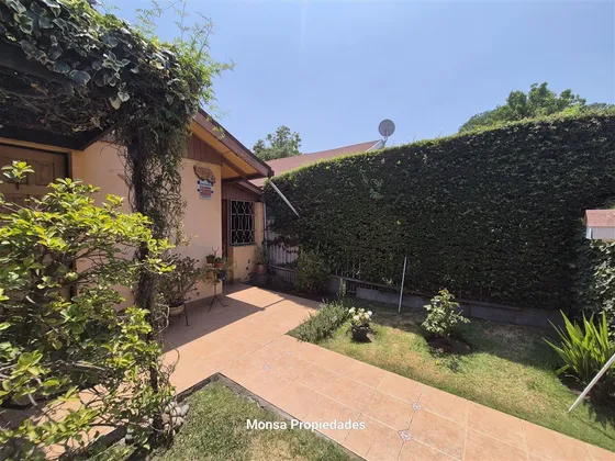 Casa En Venta De 3 Dorm. 1 Baño Con Amplio Patio En Macul
