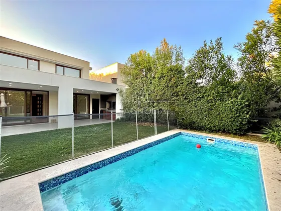 Casa En Arriendo De 5 Dorm. En Colina