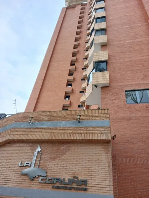 Johana Lazaro Vende Apartamento A Estrenar, Moderno Y De Lujo En La Urb. La Trigaleña Res. La Coruña, Valencia  Edificio De Nueva Data Revestido En Tablilla  134 M²   **solo Clientes**