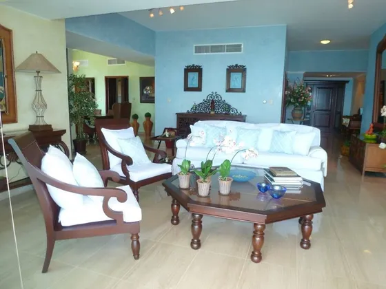 Apartamento De 3 Habitaciones En Venta Ubicado En Gazcue.