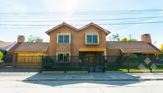 Venta Casa 8 Ambientes   Casa De Huéspedes Y Quincho,  Allen-río Negro