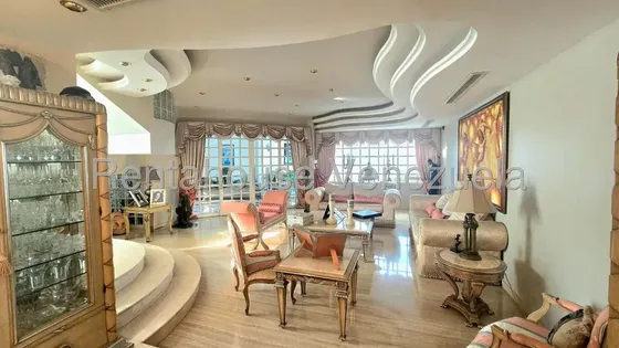 Af- Elegante Casa Remodelada En Venta En Los Palos Grandes, 4 Habitaciones Con Baño Privado, Terraza Con Bar Y Parrillera, Sin Falta De Agua, En Excelente Ubicación