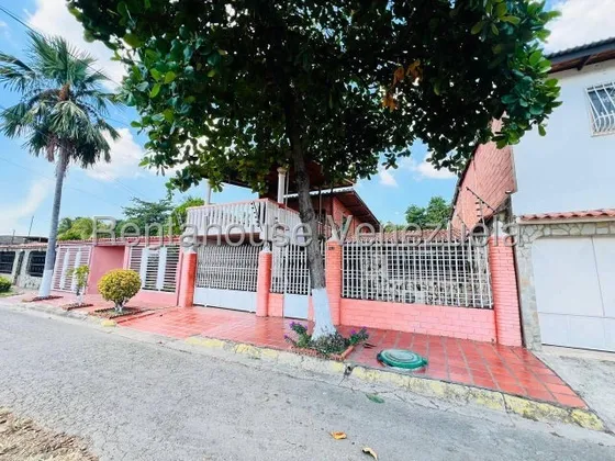 En Venta Amplia Casa Con Terraza En Zona Tranquila. Santa Cruz De Aragua. Rah 25-13470