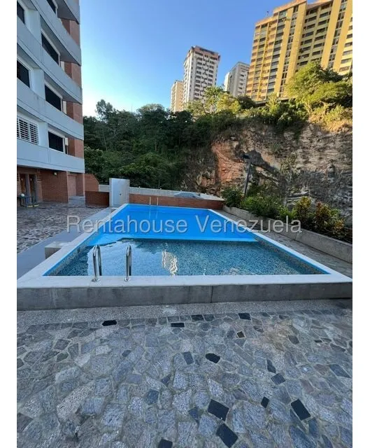  Apartamento Parcialmente Remodelado En Edificio Nuevo En La Bonita. 25-9708