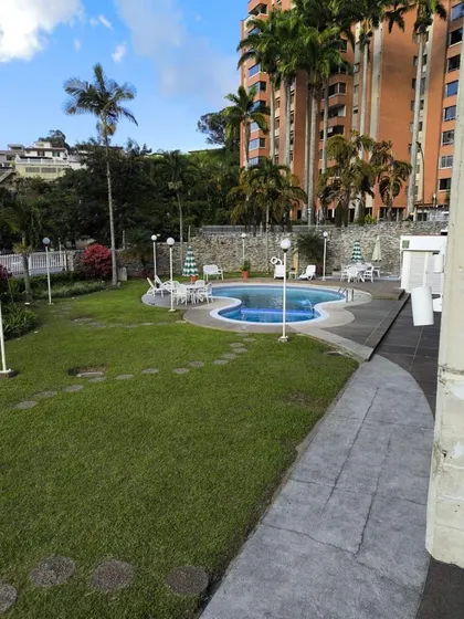 En Alquiler Hermoso Apartamento En La Urbanización Los Naranjos El Cafetal. (r.o)
