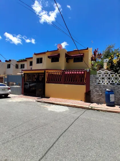 Casa De Oportunidad De 2 Niveles En Santo Domingo Norte /galería Amplia /patio+area De Lavado Techada