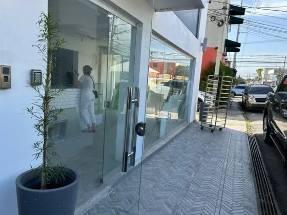 Locales Comerciales Ubicados En Una De Las Arterias Principales Del Distrito Nacional. (av. Dr.  Defillo): Primer Nivel