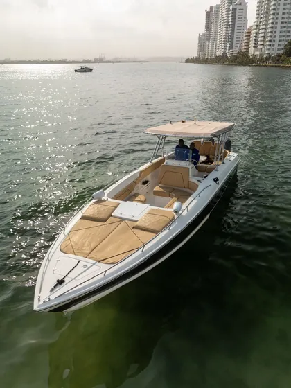 Bote De Lujo 38 Pies Con 2 Motores Yamaha De 300 Hp Cada Uno