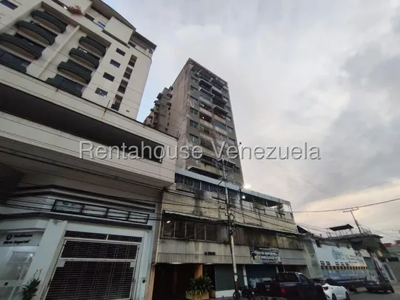 Apartamento En Venta En Zona Centro De Maracay Cuenta Con Pozo De Agua Seguridad Amplio Cómodo Seguro Listo Para Firmar Nela 27-1669