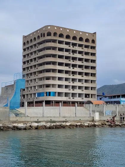 En Venta Edificio En Formato De Obra Gris Para Hotel En Puerto Cabello Frente A A Playa Sonrisa, Carabobo. Dc-238204