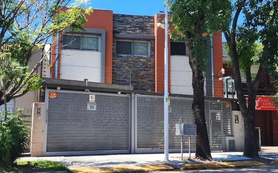 Casa En Venta - 4 Dormitorios 8 Baños - Merlo