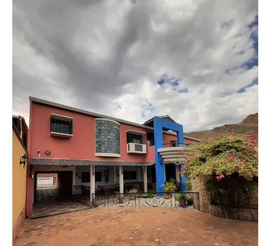 Venta Urb. La Floresta Casa 1100mts. Maracay Aragua