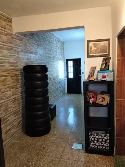 Casa En Caseros Con Cochera En Lote Propio Con Escritura. 2 Jardines. Apto Ampliación 2 Familias.