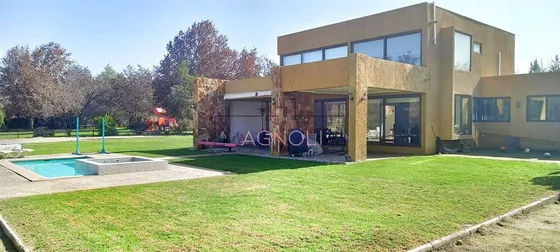 Casa En Venta De 7 Dorm. En Colina