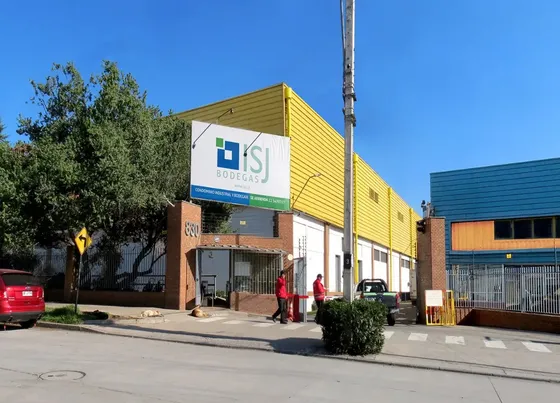 Bodega Con Oficinas, 406 M2 En Condominio Costanera Norte