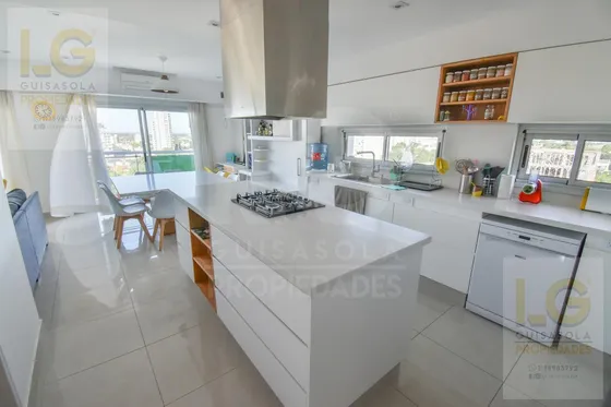 Departamento  En Venta De 5 Ambientes Con Cochera En Berazategui Centro