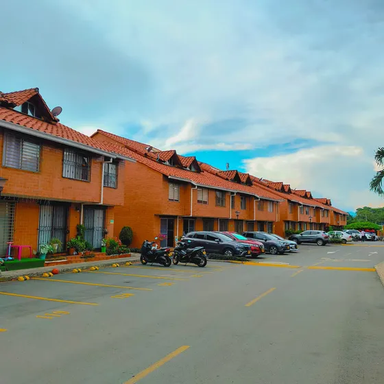 4hab / 3bañ  Casa De 3 Pisos Con Patio Y Parqueadero  $450m