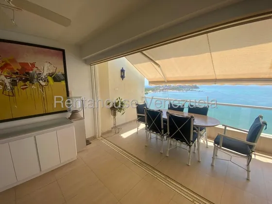 Apartamento Duplex Con Hermosa Vista Al Mar. Buen Condominio