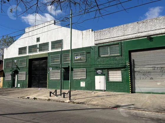 Venta Edificio Industrial Con Amplios Depósitos, Galpones Y Oficinas, En Villa Soldati