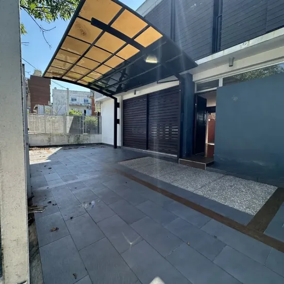 Venta Casa Buceo 2 Dormitorios, 2 Baños, Cochera Y Fondo Con Parrillero.