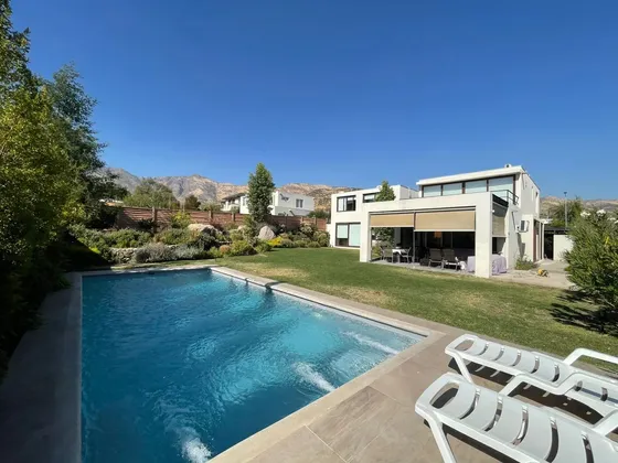 Casa Equipada En Los Rios, 6d 4b + Ss, Piscina Y Moderna
