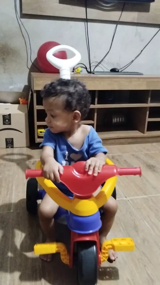 Triciclo Motinha Infantil Encantado Fast com Haste Completo - Pais e Filhos  - Lojas Revolução - Eletrodomésticos e utensílios em geral