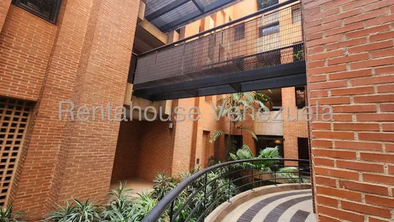 Venta De Apartamento En Altamira: ¡vive El Lujo! 25-15598 Bb
