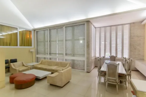 Casa En Venta De Tres Dormitorios En Laprida Al 3000