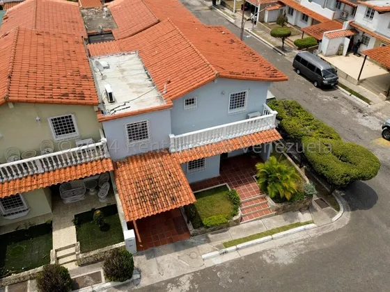 Casa En Venta Zona Este Barquisimeto Urbanizacion Cerrada Con Clima De Montana 25-4260
