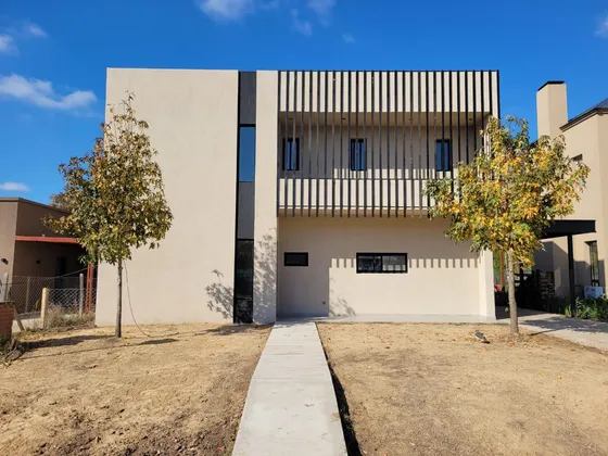 Casa  En Alquiler En  El Aljibe, Manzanares, Pilar, Gba Norte.